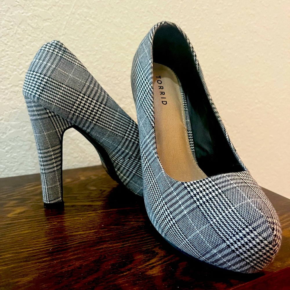 New Torrid black and white platform chunky heels.  Woman’s size 9.5ww